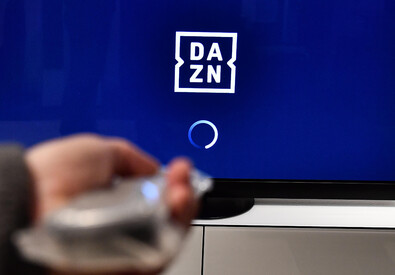 Un televisore attende il segnale Dazn (ANSA)