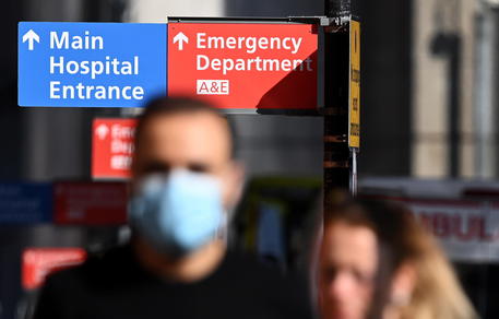 Persone davanti a un ospedale a Londra © EPA