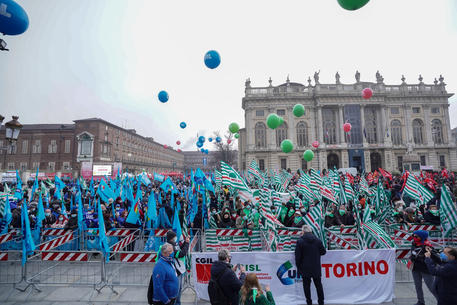 Manovra: Torino, migliaia di lavoratori piemontesi in piazza © ANSA