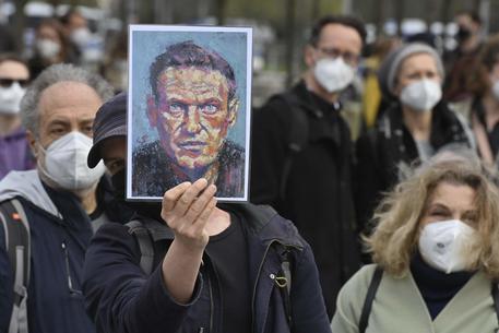 Un manifestante mostra un ritratto dell'oppositore russo Alexei Navalny © AFP