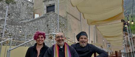 Covid: Osteria chiusa 1 anno parroco apre sagrato chiesa © ANSA