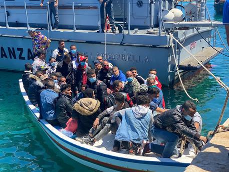 Migranti: altri 2 sbarchi a Lampedusa, 1.191 in poche ore © ANSA