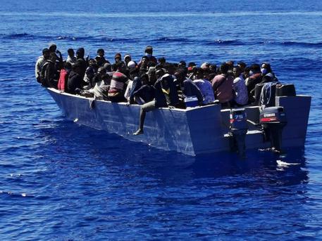 Una delle barche cariche di migranti arrivate a Lampedusa © ANSA