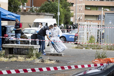 Trovato corpo in valigia in strada a Roma © ANSA
