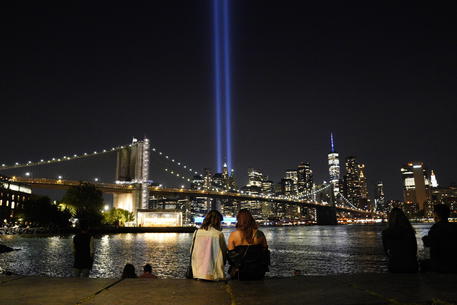 Le luci in memoria delle vittime degli attentati dell'11 settembre a Manhattan © EPA