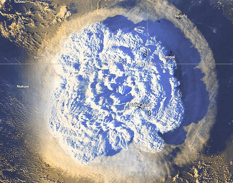 L'eruzione vulcanica sottomarina di Tonga da un satellite © EPA