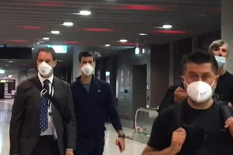 Novak Djokovic, accompagnato all'aeroporto di Melbourne, lascia l'Australia © AFP