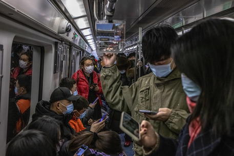 Gente nella metropolitana di Pechino © EPA