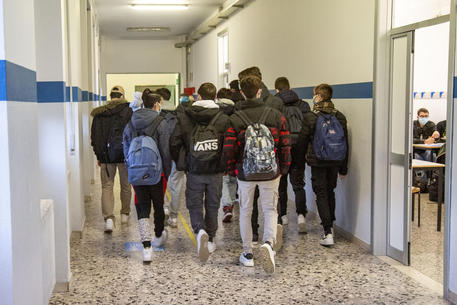 L'ingresso degli studenti nel liceo © ANSA