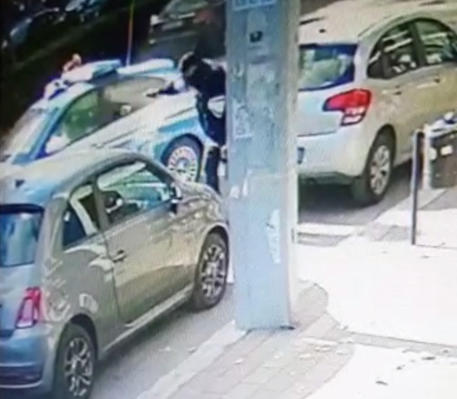 (fotogramma da video) Due agenti della Questura di Taranto sono stati feriti con alcuni colpi di pistola da un uomo a bordo di un'auto che stavano inseguendo © ANSA