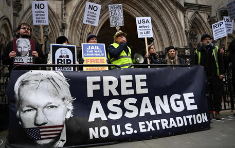 Sostenitori di Julian Assange davanti l'alta corte di Londra © EPA