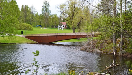 Il ponte in legno nel parco del museo da cui si raggiunge l’isola di Taavetinsaari (ANSA)
