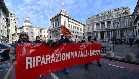 Pensioni, sciopero riparazioni navali Genova, corteo in citta' (ANSA)
