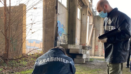 Il sopralluogo dei carabinieri nell'area in cui è stato trovato il cadavere (ANSA)