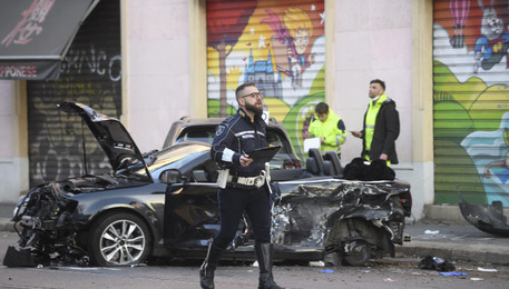 Auto passa col rosso a Milano, 5 giovani feriti, uno grave (ANSA)