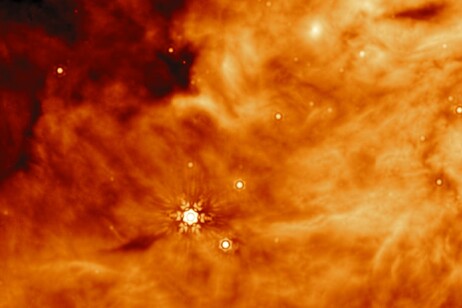 Molecole organiche ghiacciate osservate intorno a due stelle in formazione (fonte: NASA, ESA, CSA, W. Rocha/Leiden University)