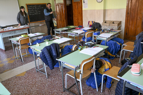 'Tutti giu' per terra', prove sisma in asilo Pozzuoli come gioco