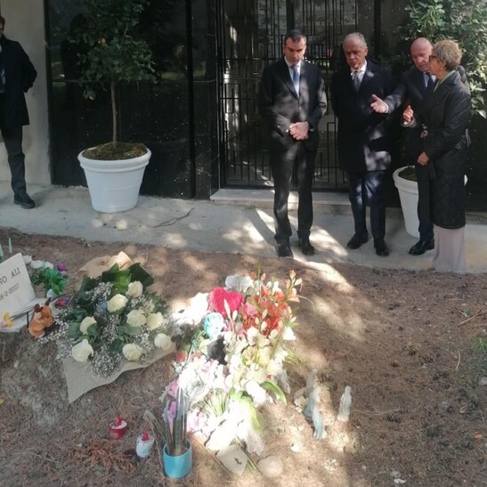Piantedosi depone fiori su tomba neonato morto a Cutro
