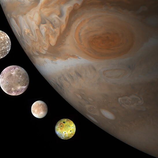 Composizione con Giove accanto alle quattro lune galileiane. Dall'alto: Caliisto, Ganimede, Europa, Io (fonte: lune di NASA/JPL/Galileo, Jupiter: NASA/JPL/Space Science Institute; elaborazione di Kevin M. Gill via Flickr)