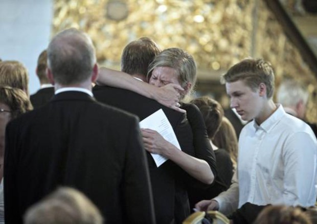 La disperazione dei sopravvissuti e dei parenti delle vittime dopo la messa del dolore e della speranza nella cattedrale di Oslo © EPA