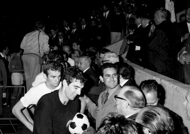 1968: Gli Azzurri stringono la mano ai vertici Uefa dopo la vittoria (foto: Ansa)