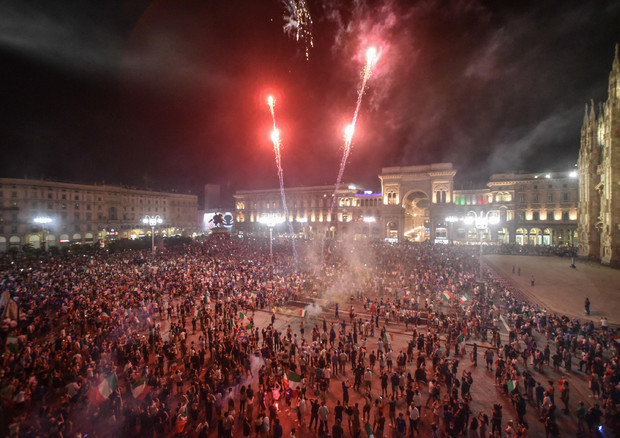 I festeggiamenti per la vittoria dell'Italia a Milano (foto: ANSA)