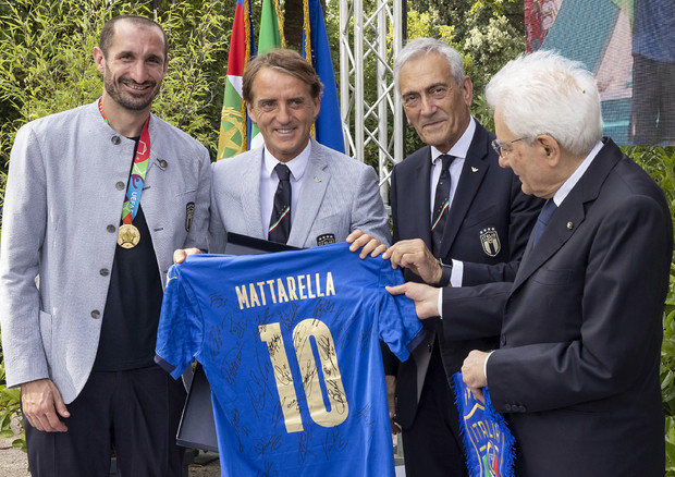 Il Presidente della Repubblica Sergio Mattarella con Giorgio Chiellini, Roberto Mancini e  Gabriele Gravina, Presidente della Federazione Italiana Giuoco Calcio (foto: ANSA)