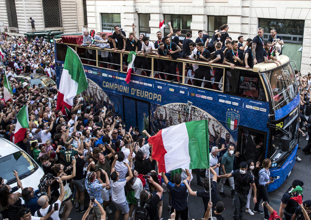 Il bus scoperto con la squadra della Nazionale per le strade di Roma tra una calca di sostenitori (foto: ANSA)