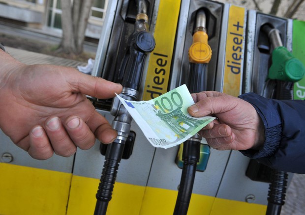 Benzina: prezzo sale ancora, verde a 1,778 euro al litro © ANSA