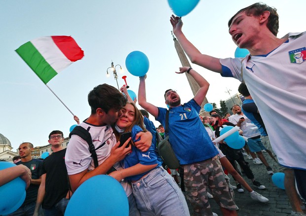 Euforia piazze e tv, l'Italia riaccende la gioia Photo by ANDREAS SOLARO / AFP (foto: AFP)
