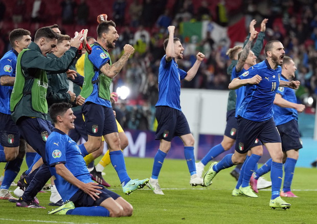 La nazionale italiana esulta dopo la vittoria con la Spagna (foto: EPA)
