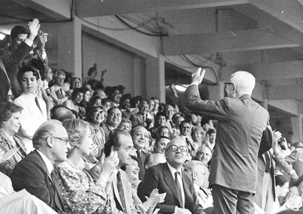 L'allora presidente della Repubblica, Sandro Pertini, esulta in tribuna per il goal degli Azzurri durante  la finale di Coppa del Mondo Italia-Germania Ovest, in una immagine dell'11 luglio 1982 allo stadio  Santiago Bernabeu di Madrid (Spagna) (foto: ANSA)