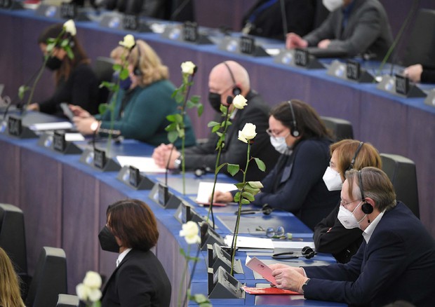 Gli eurodeputati durante l'omaggio a Sassoli (foto: AFP)