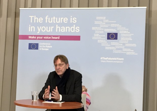 Guy Verhofstadt al panel di cittadini della Cofoe a Varsavia (foto: Ansa)