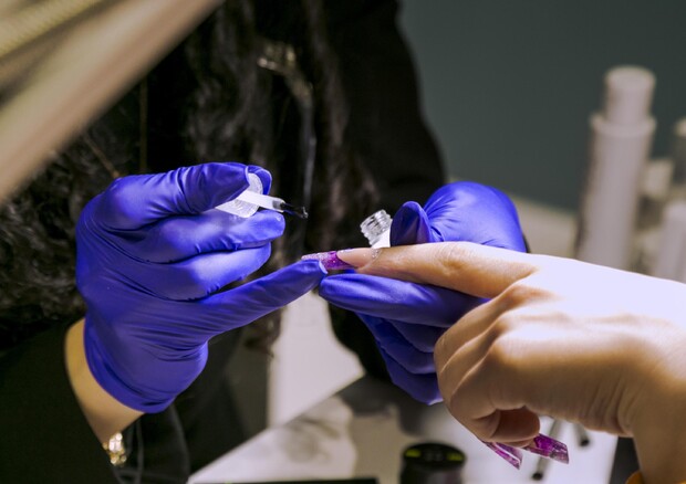 La semplice manicure è superata, ora la cura delle unghie prevede protocolli da seguire nei centri nail, le novita' 2022 al Cosmoprof © ANSA