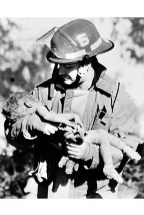 L'immagine che fece vincere il Pulitzer a Charles Porter IV: un bambino tra le braccia di un vigile del fuoco dopo l'attentato di Oklahoma City del 19 aprile 1995 © Ansa