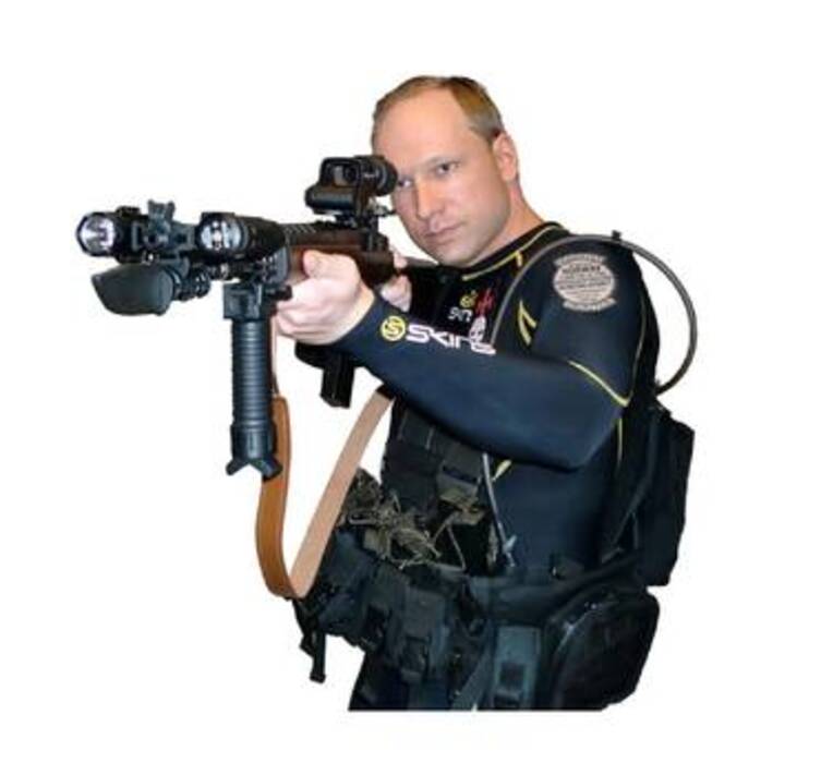 Anders Behring Breivik in tuta da subacqueo con un arma automatica © Ansa
