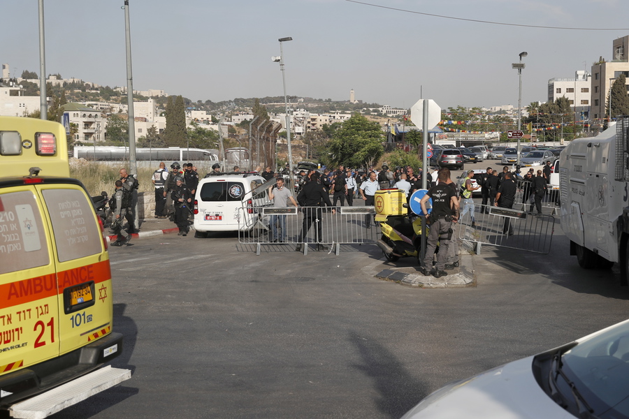 Car incident at police checkpoint in Jerusalem © ANSA