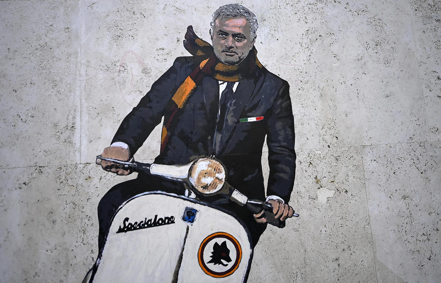 Mourinho a Roma in Vespa come Gregory Peck, il murales © 