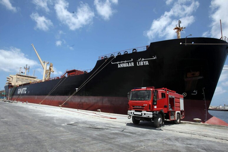 Una petroliera nel porto di Tripoli © ANSA/EPA