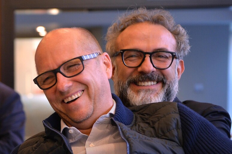 L 'abbraccio tra Massimo Bottura e Heinz Beck (foto archivio) - RIPRODUZIONE RISERVATA
