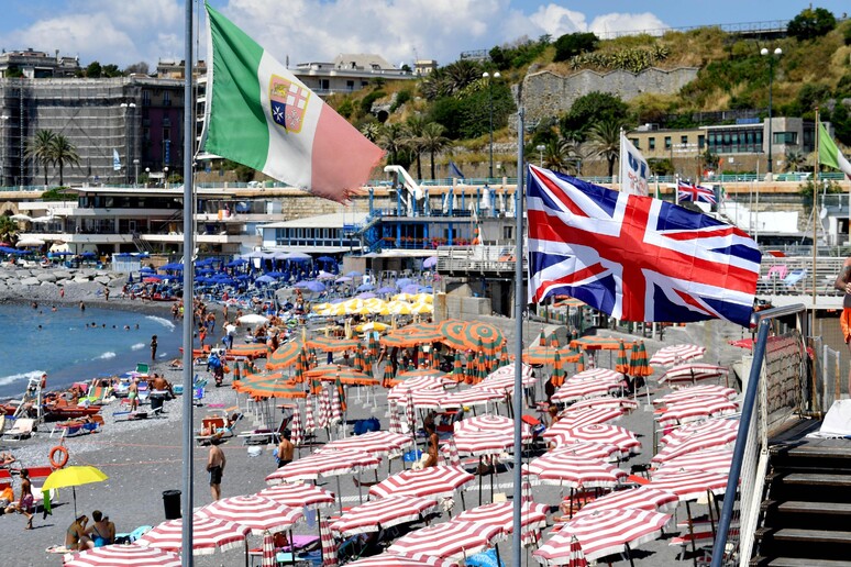 Bandiere inglesi sulle spiagge per protesta contro legge UE - RIPRODUZIONE RISERVATA