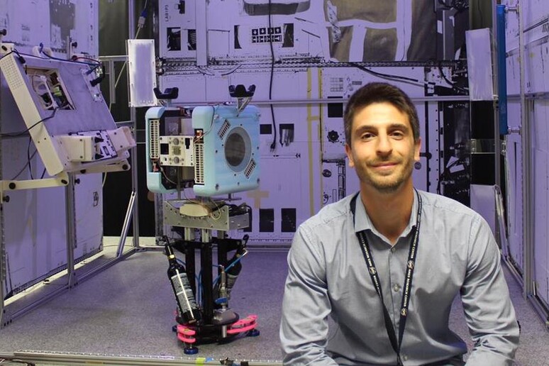 Roberto Carlino e uno dei robot del progetto Astrobee (per gentile concessione di Roberto Carlino) - RIPRODUZIONE RISERVATA
