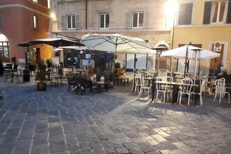 Un locale di Piazza del Papa, tradizionale location della movida ad Ancona - RIPRODUZIONE RISERVATA