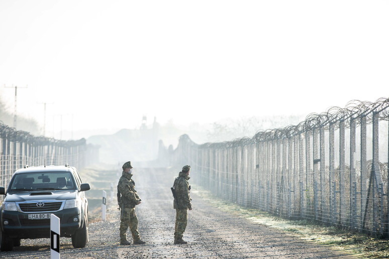 Barriera anti-migranti al confine fra Ungheria e Serbia - RIPRODUZIONE RISERVATA