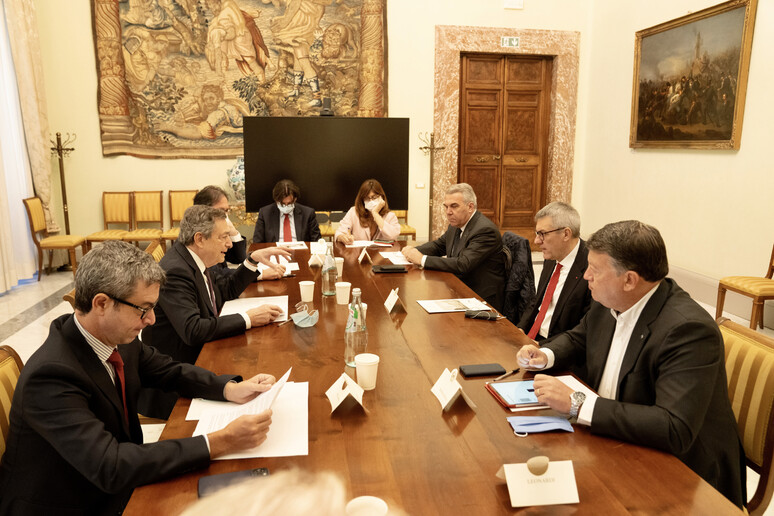 Il premier Draghi con il ministro del lavoro e i segretari sindacali - RIPRODUZIONE RISERVATA