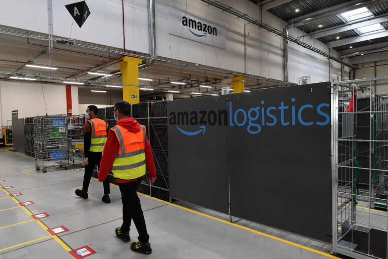 Amazon, visita al centro di smistamento di Genova - RIPRODUZIONE RISERVATA