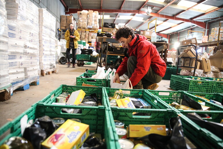 Volontari al porto di Calais preparano del cibo per i migranti © ANSA/EPA