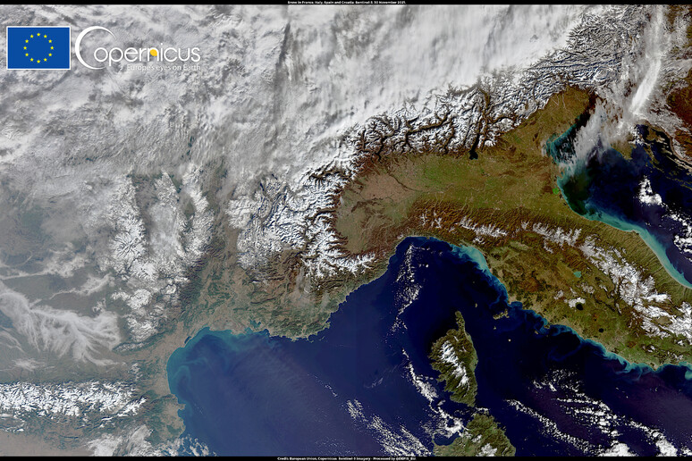 La prima neve di stagione che ha imbiancato le cime delle Alpi e dell’Appennino a fine novembre è stata immortalata anche dallo spazio a opera del satellite Sentinel-3 (fonte: European Union, Copernicus Sentinel-3 imagery) - RIPRODUZIONE RISERVATA