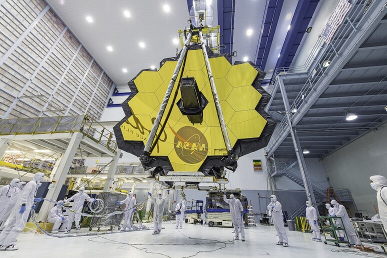 Il grande specchio del telescopio spaziale James Webb (fonte: NASA 's James Webb Space Telescope from Greenbelt, MD, USA) - RIPRODUZIONE RISERVATA